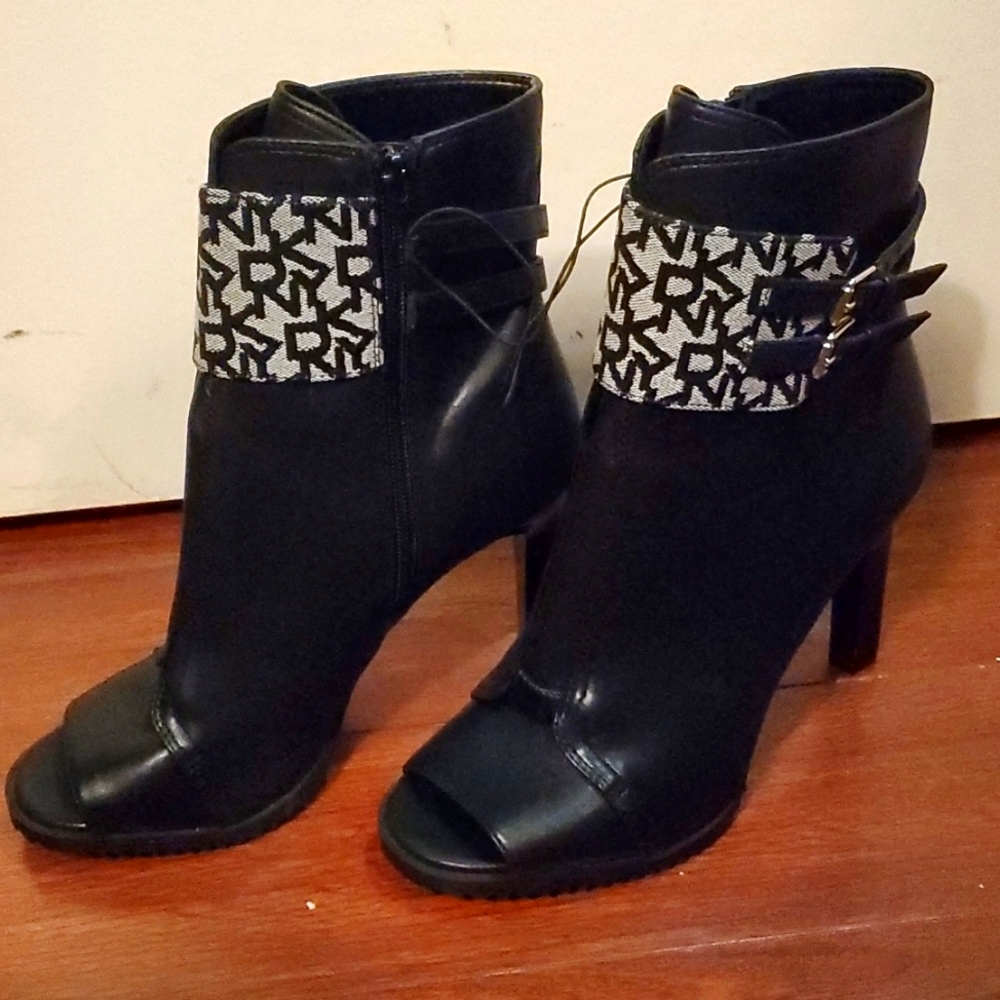 NWOT DKNY leather with logo on side booties size 9